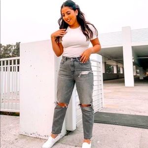 American Eagle- HIGH WAIST MOM JEAN